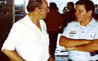 Capitão Hollanda na época da Operação Prato, com o pesquisador Bob Pratt