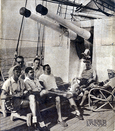 Os integrantes do Clube de Caça Submarina de Icaraí com os oficiais