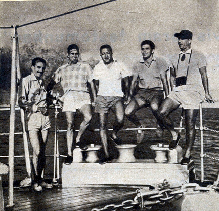 Os integrantes do Clube de Caça Submarina de Icaraí abordo do navio da Marinha