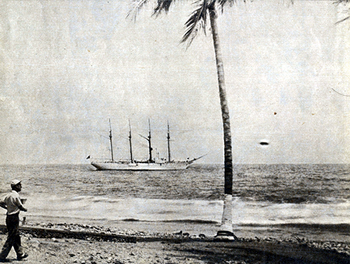 Navio Almirante Saldanha na Ilha da Trindade