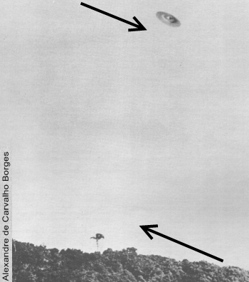 Divergências entre a iluminação do UFO e a da paisagem denunciaram a fraude. As setas indicam a iluminação vinda em duas direções, como se tivesse dois Sóis. Foto: Ed Keffel