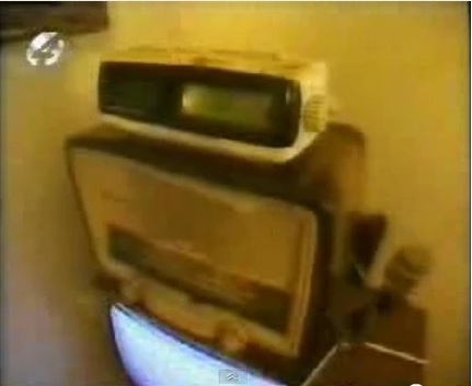 Rádios utilizados para contato: um rádio comum FM/AM e outro de válvulas. Embaixo, uma televisão ligada, na espera que alguma imagem paranormal surja.