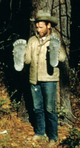 Roger Patterson com o molde da suposta pegada deixada pelo Bigfoot