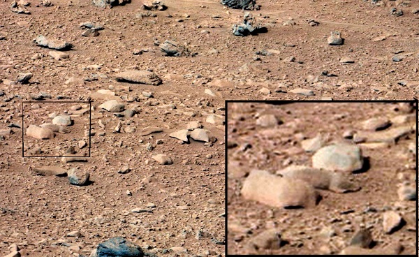 "Rato" em Marte. Conspiracionistas acusam a NASA de esconder a presença de animais em Marte. Na verdade, o "rato" é apenas uma rocha.