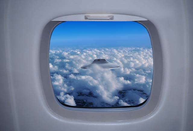 Manobras de escape são feitas pelos pilotos, visando não haver colisão com os UFOs