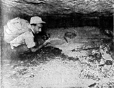 Fotografia mostra Almiro Baraúna à caça de um tesouro que nunca existiu. A falsa história foi vendida ao jornal Tribuna da Imprensa