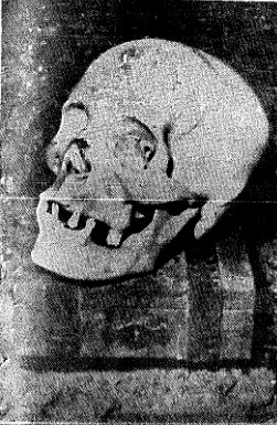 Foto da caveira sob um cofre. Truque criado por Almiro Baraúna e vendido ao jornal Tribuna da Imprensa