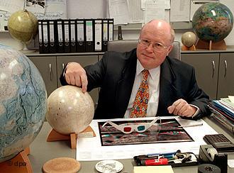 Dr. Gerhard Neukum, cientista-chefe da câmera HRSC já havia desmascarado a falsa descoberta de vida vegetal em Marte