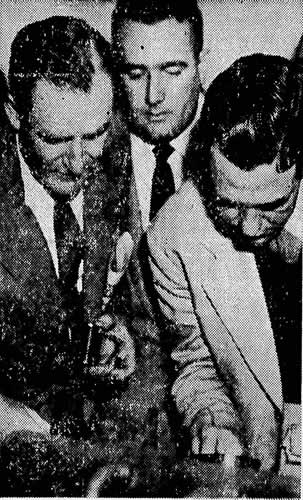 Da esquerda: Keffel, Martins e um militar observando o negativo montado do “disco voador” da Barra da Tijuca