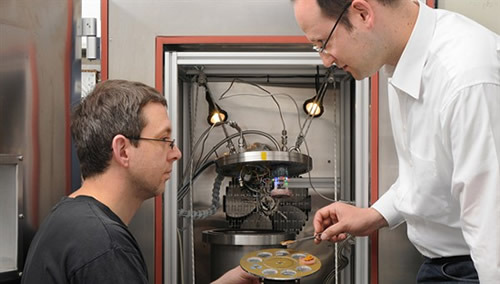 Astrobiólogo Dr. Jean-Pierre Vera (à direita) com a câmara que simula condições ambientais de Marte